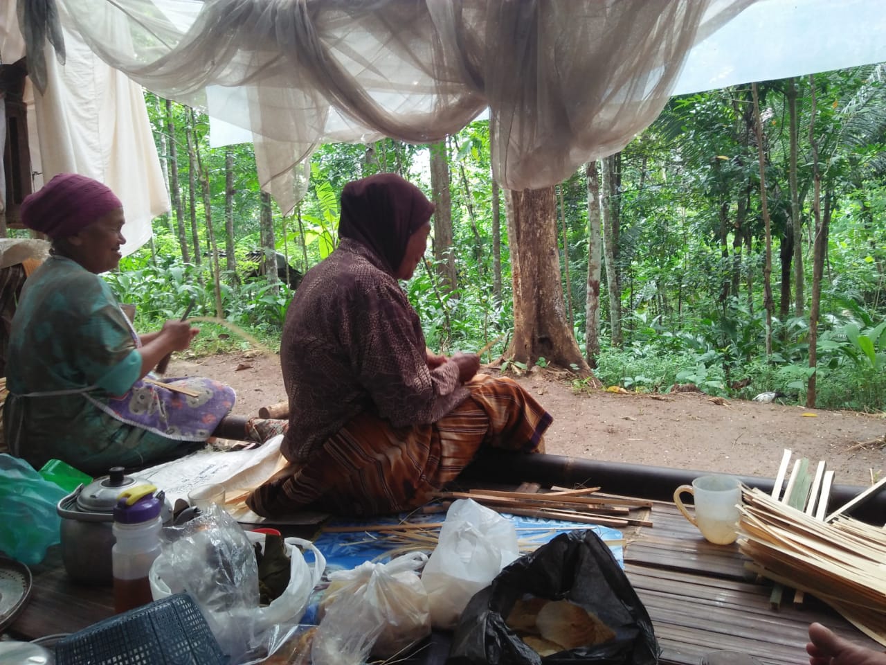 Ibu-ibu wadon Wadas membuat besek sambil menjaga di pos Kalimanggis